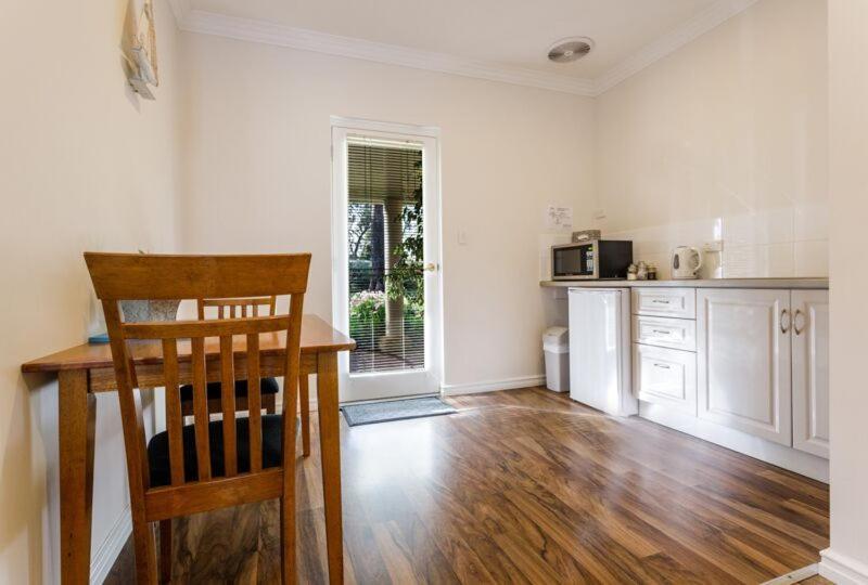Inn The Tuarts Guest Lodge Busselton Accommodation - Adults Only Exteriör bild