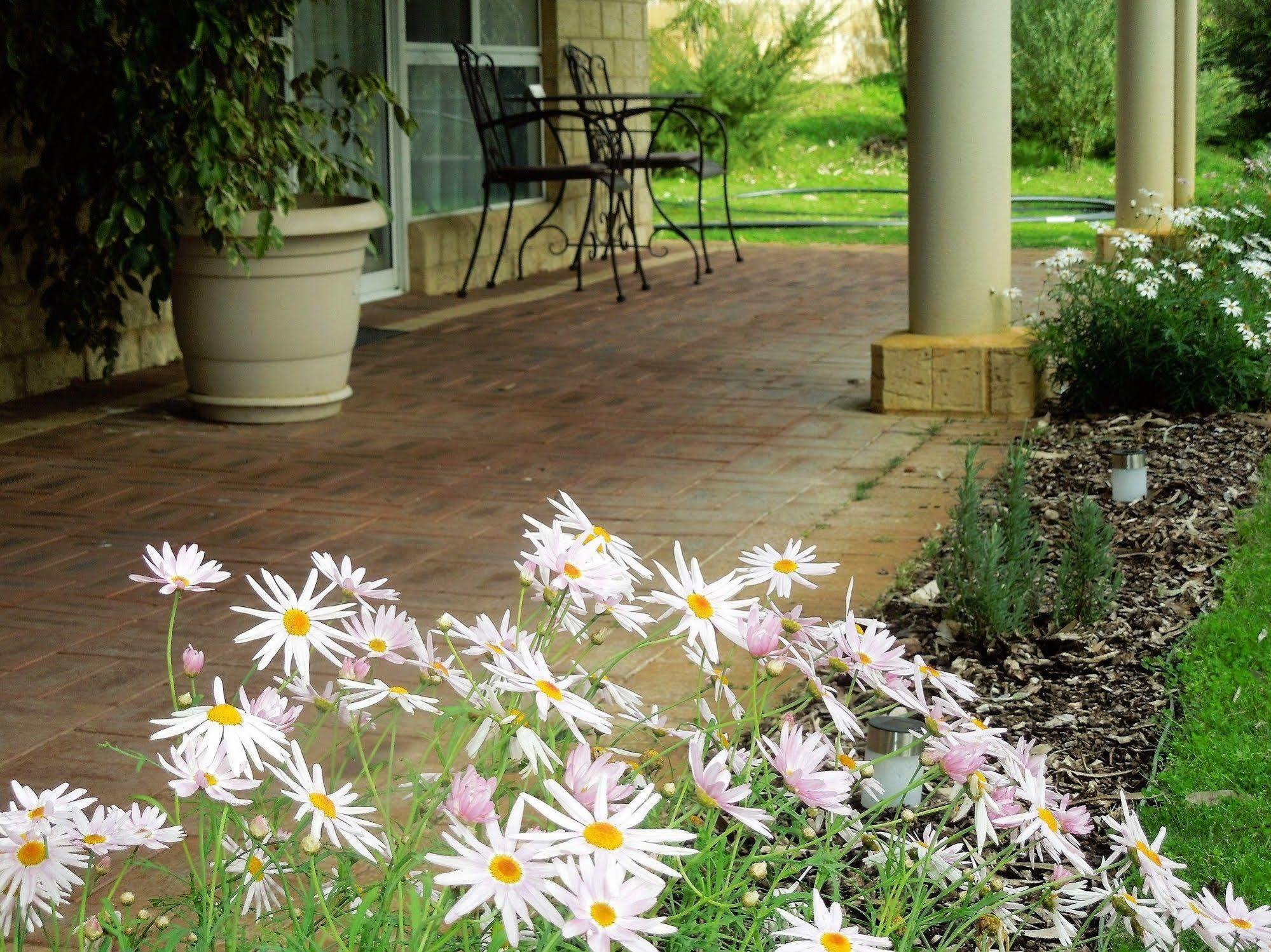 Inn The Tuarts Guest Lodge Busselton Accommodation - Adults Only Exteriör bild